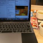 カフェにはMacBookProがよく似合う。